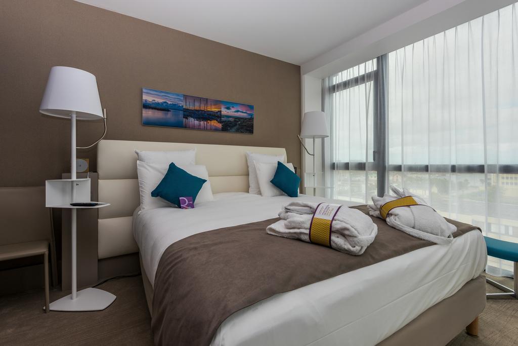 Mercure Cherbourg Centre Port Room photo